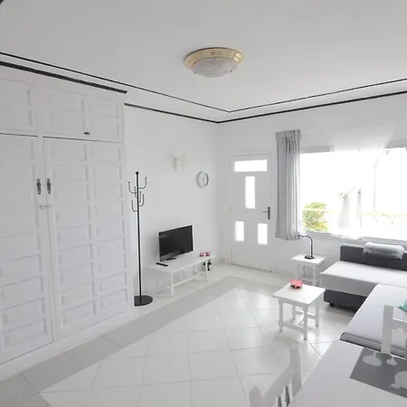 Quiet Seafront Studio شقة